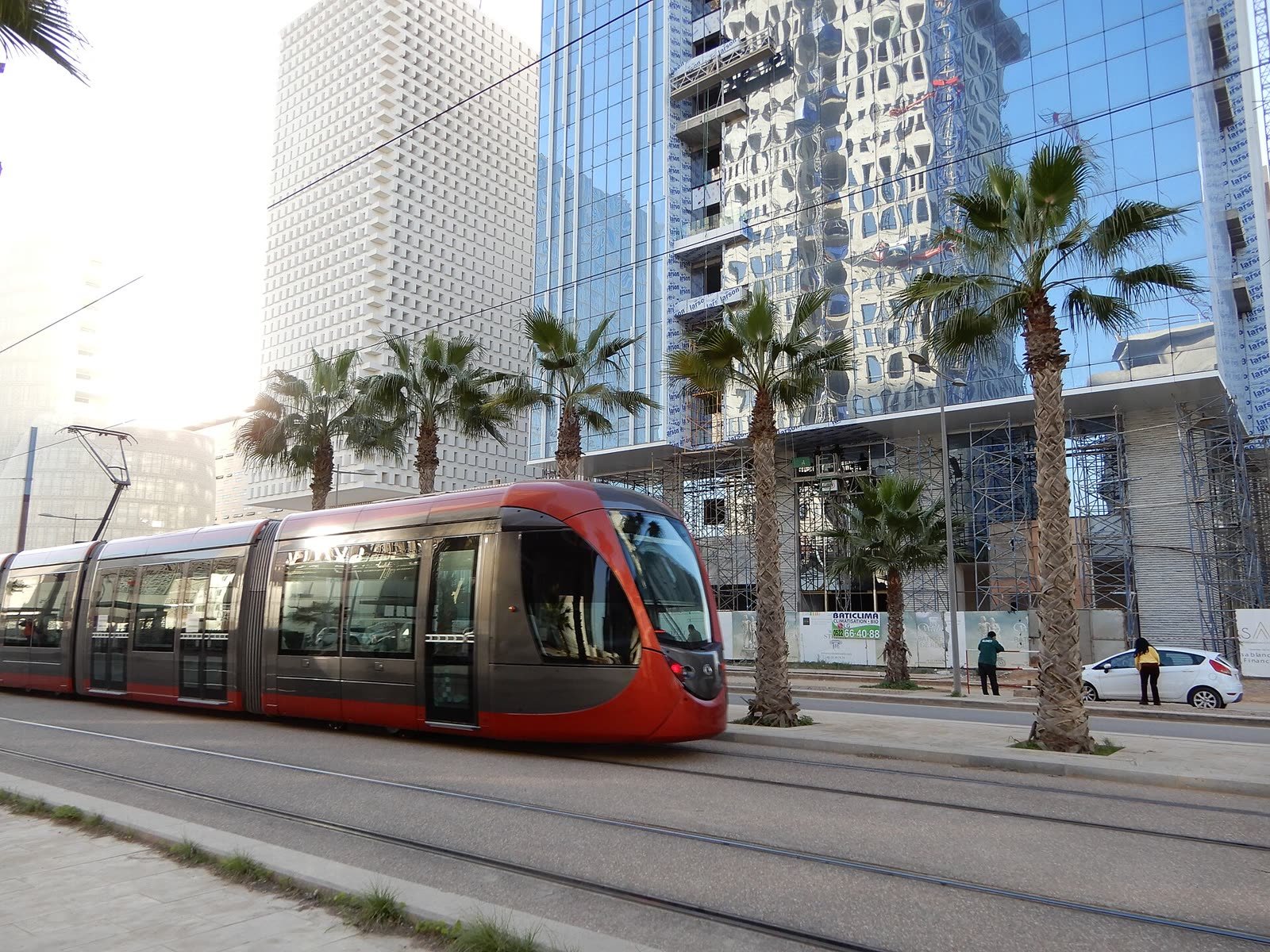 Le tramway rouge de Casablanca passe devant les tours de Casa Finance City