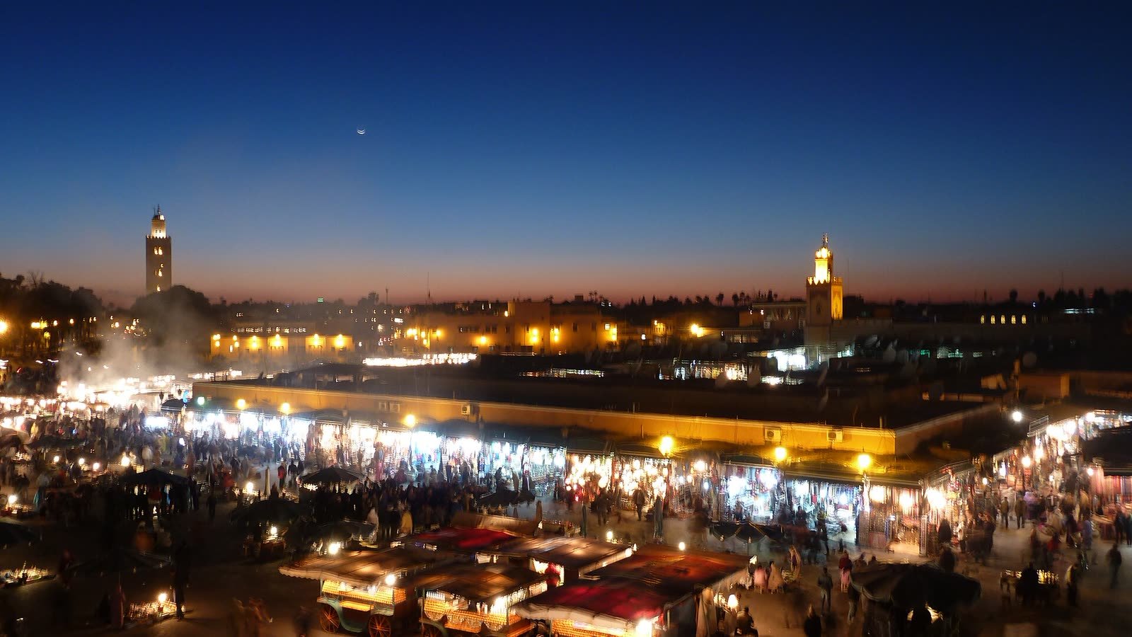 Place Jemaa el-Fna illuminée à la tombée de la nuit, Marrakech