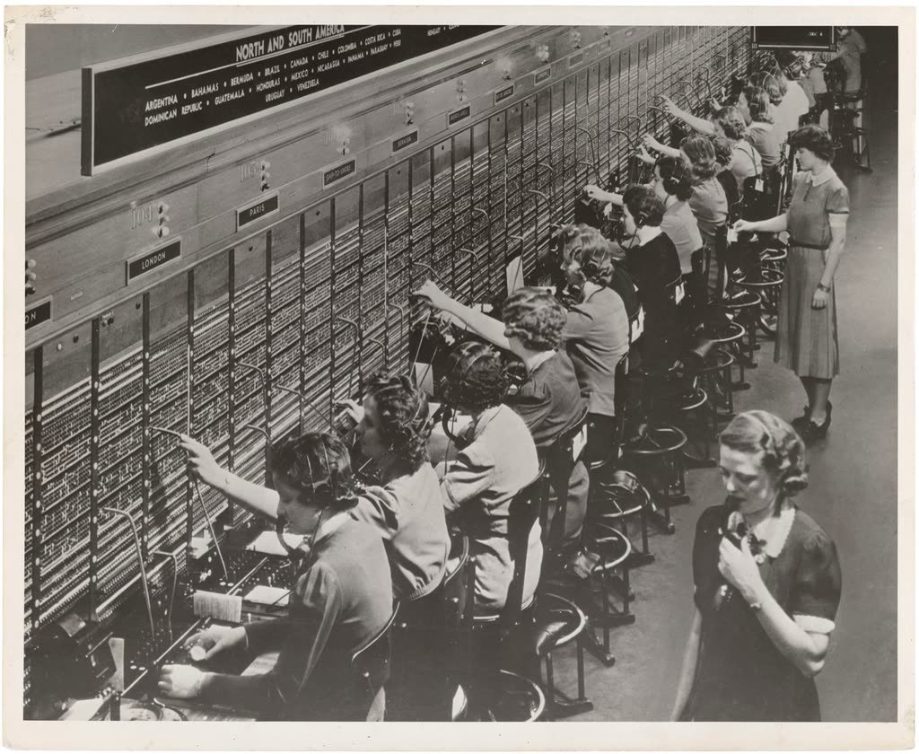 Standardistes branchant des appels sur un grand standard téléphonique, années 1940